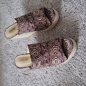 MTNG The Collection Women's 4-Inch Brown and Tan Aztecian Pattern Wedge …